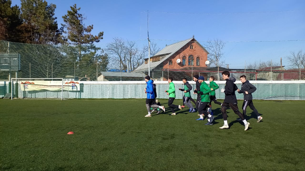 Вместе с игроками команды тренируются юные футболисты