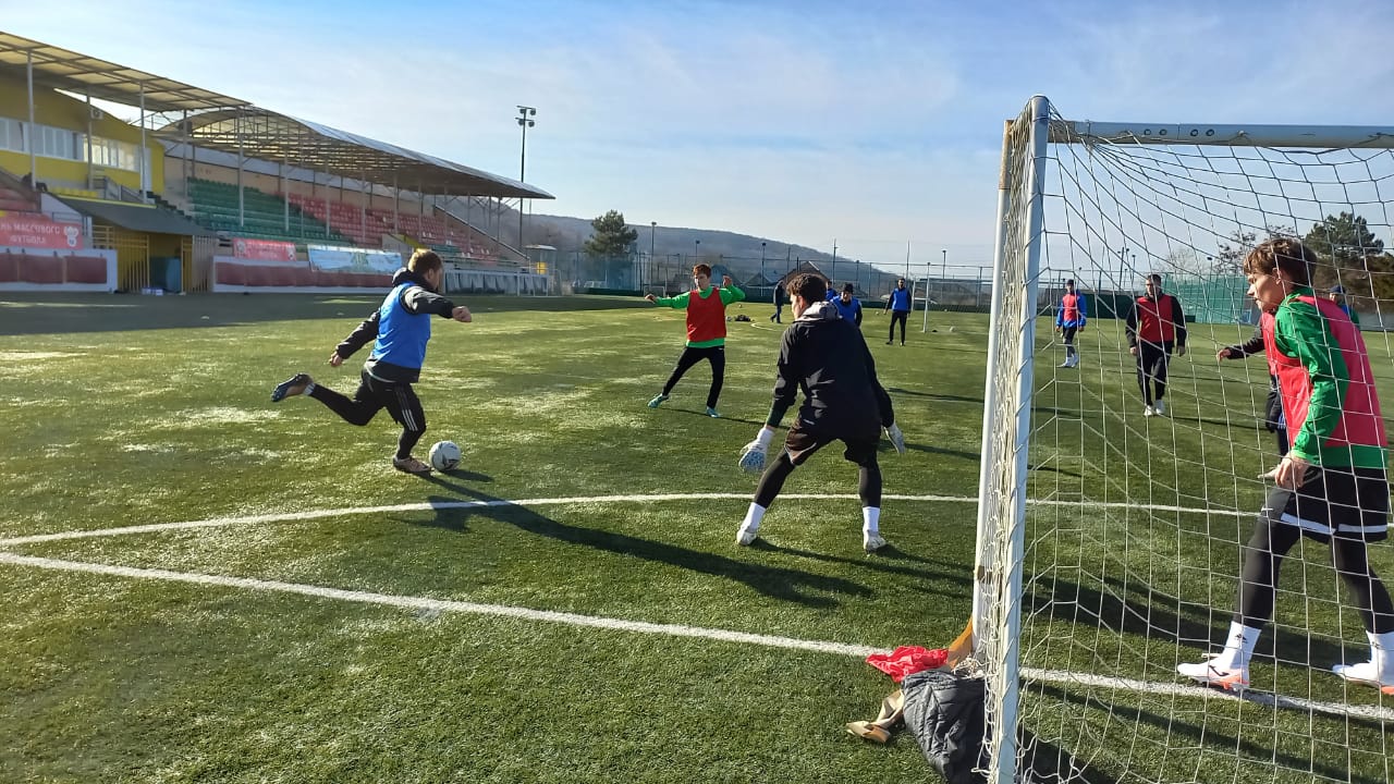 Вместе с игроками команды тренируются юные футболисты