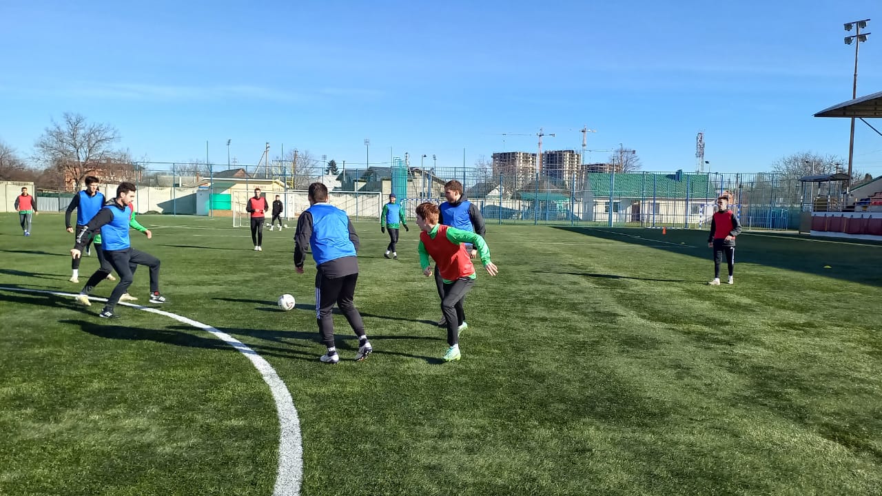 Вместе с игроками команды тренируются юные футболисты