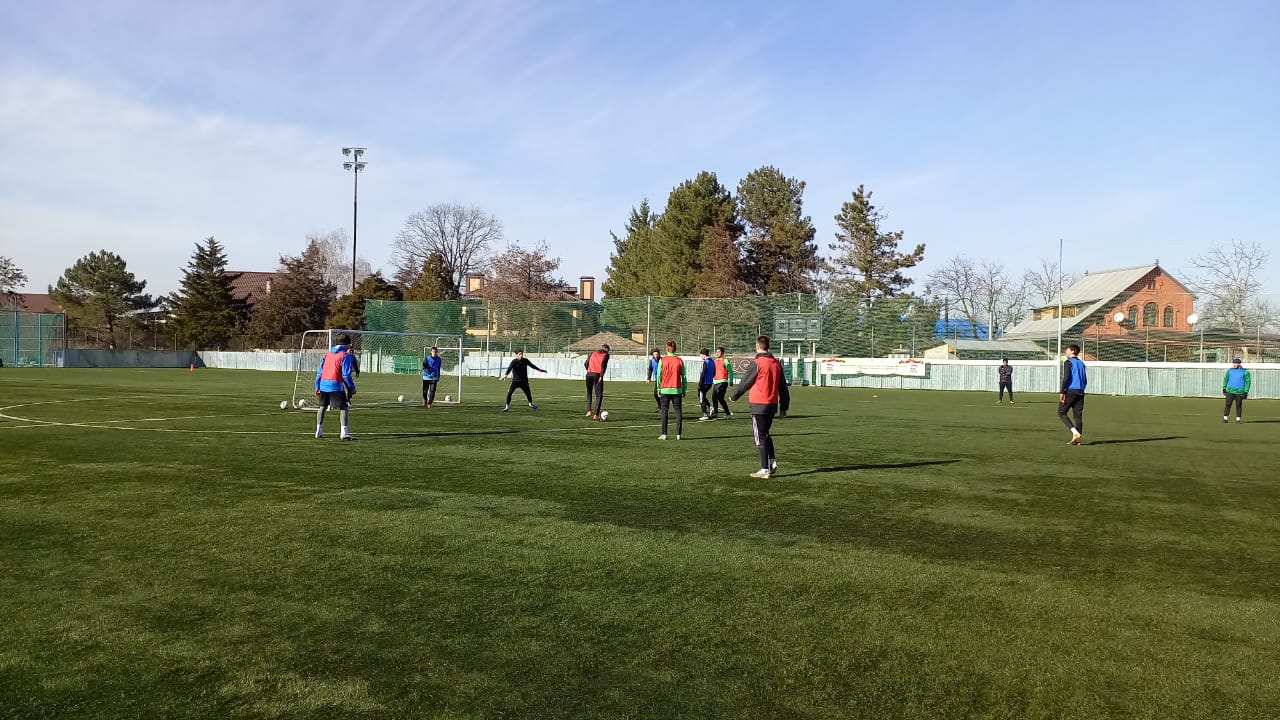 Вместе с игроками команды тренируются юные футболисты