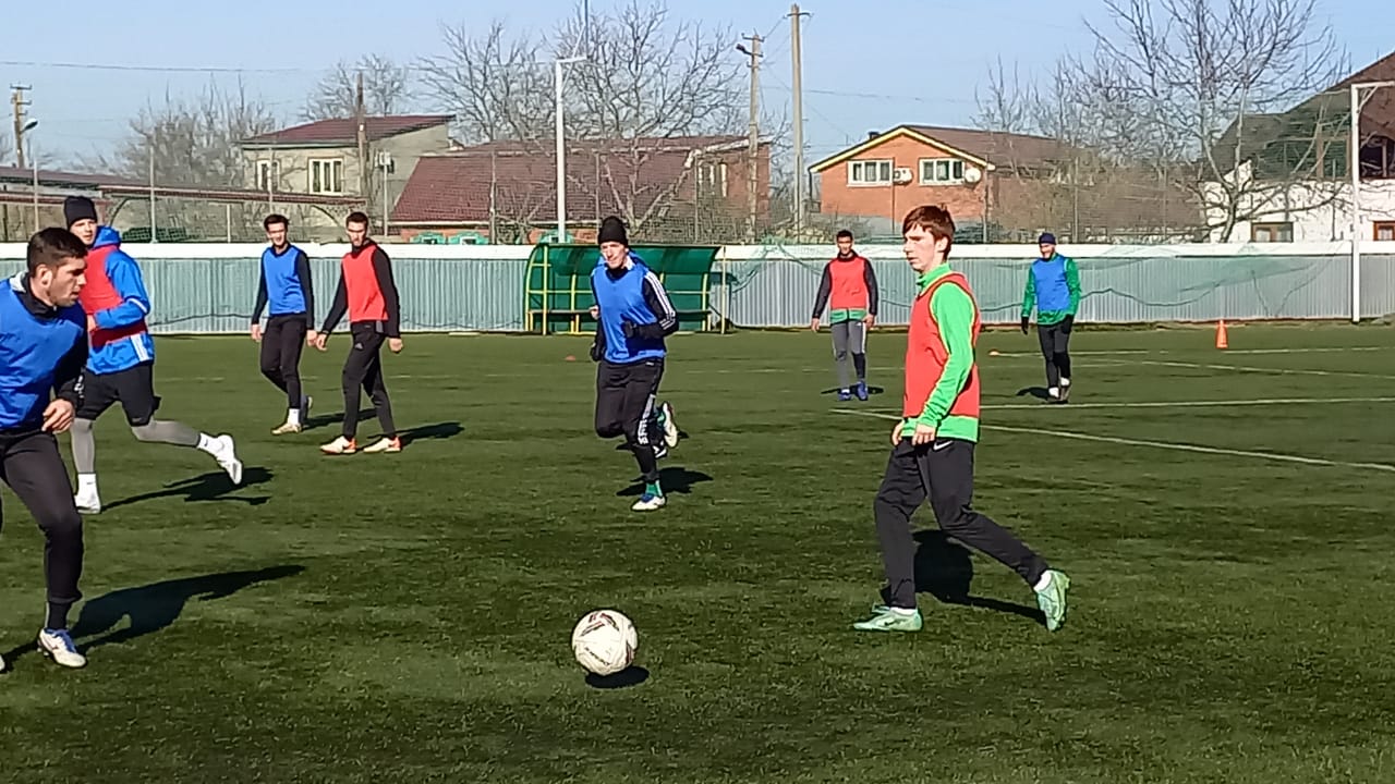 Вместе с игроками команды тренируются юные футболисты