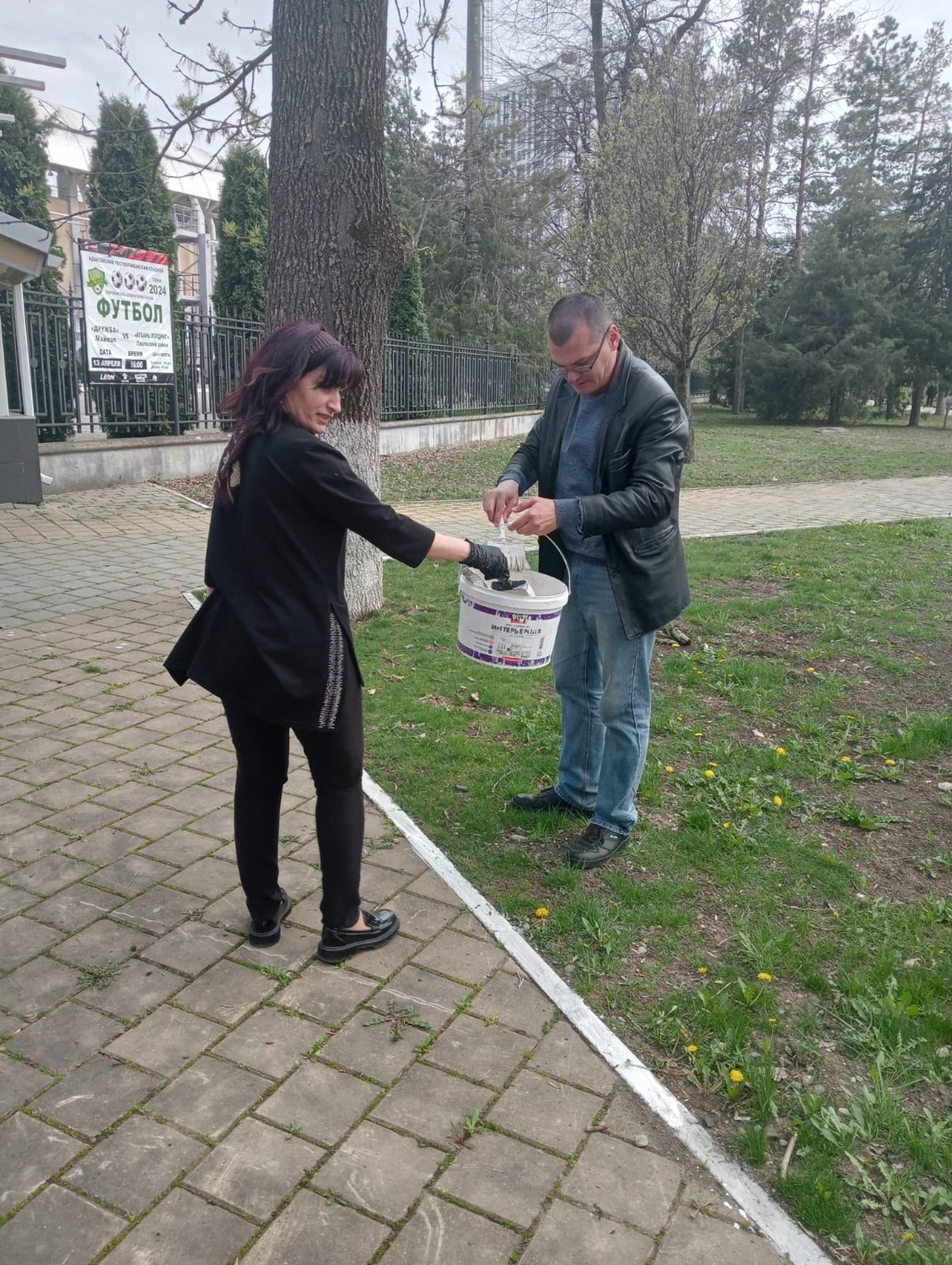 Руководство и администрация ФК «Дружба» приняли участие в субботнике