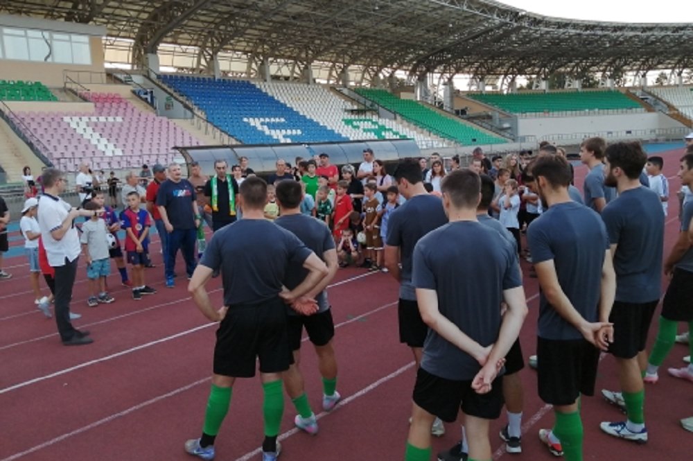 Провели открытую тренировку и встречу с болельщиками